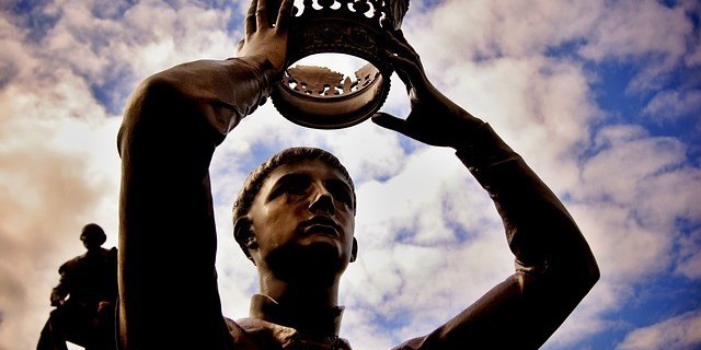 http://pixabay.com/en/crown-england-memorial-101795/